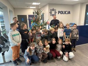 Wspólne dekorowanie choinki.