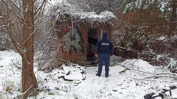Dzielnicowy stojący przed pustostanem.