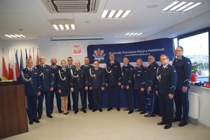 Uroczysta zbiórka na sali konferencyjnej Komendy w Poddębicach.