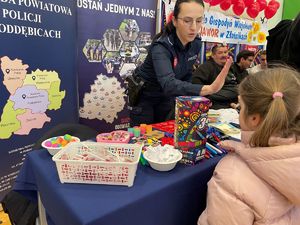 Policjanci przy stoisku podczas Finału.