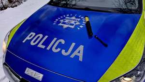 Urządzenie do badania stanu trzeźwości na masce radiowozu.