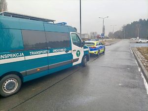 Radiowozy i ITD na drodze.