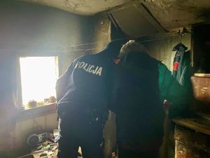 Policjant kontrolujący pustostany.