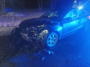 pojazd po zdarzeniu drogowym, wieczór, droga krajowa