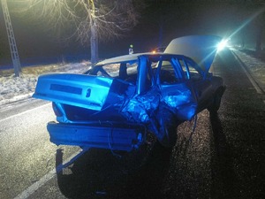 pojazd po zdarzeniu drogowym, liczne uszkodzenia, wieczór, droga krajowa