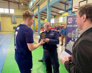 Wspólne zdjęcie wyróżnionych funkcjonariuszy z Komendantem i Zastępcą Burmistrza.