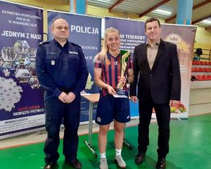 Wspólne zdjęcie wyróżnionych funkcjonariuszy z Komendantem i Zastępcą Burmistrza.