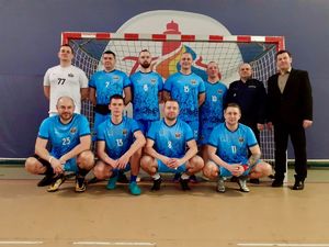 Pamiątkowe zdjęcia drużyn na tle bramki z Komendantem i Zastępcą Burmistrza.