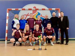 Pamiątkowe zdjęcia drużyn na tle bramki z Komendantem i Zastępcą Burmistrza.