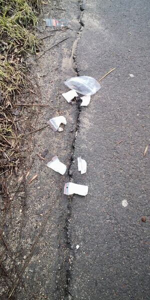 Narkotyki leżące na jezdni.