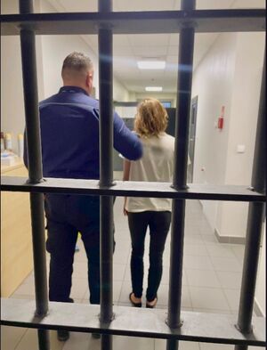 Zatrzymana kobieta z policjantem.