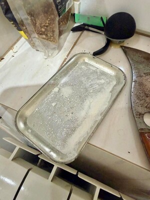 Waga elektroniczna, na niej woreczki foliowe z zawartością białej substancji.