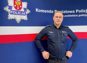 Umundurowany funkcjonariusz.