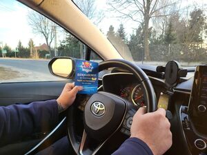 Trzymane ręce na kierownicy.