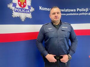 Umundurowany funkcjonariusz.