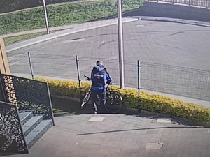 Wizerunek sprawcy kradzieży.