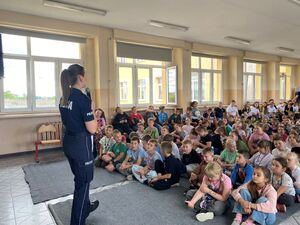 Policjantki  z dziećmi podczas prelekcji.