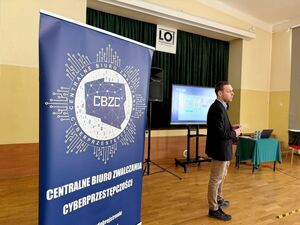 Nieumundurowany funkcjonariusz przed publiką.