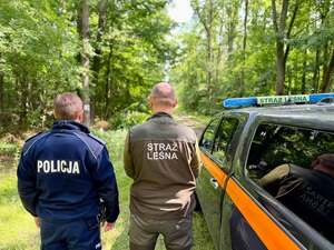 Straż leśna, obok policjant.