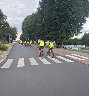 Uczestnicy rajdu przed budynkiem komendy i w trasie.