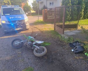 Radiowóz, przed nim leżący cross.