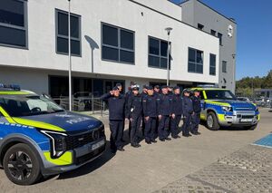 Policjanci przed budynkiem komendy.