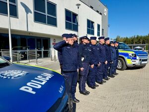 Policjanci przed budynkiem komendy.