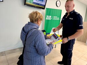 Policjanci rozmawiają z seniorami.