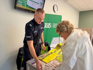 Policjanci rozmawiają z seniorami.
