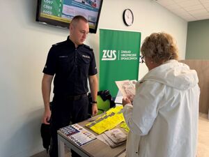 Policjanci rozmawiają z seniorami.