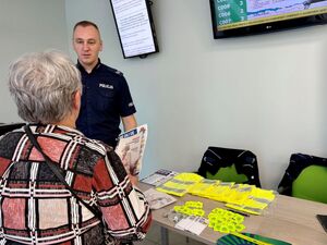 Policjanci rozmawiają z seniorami.
