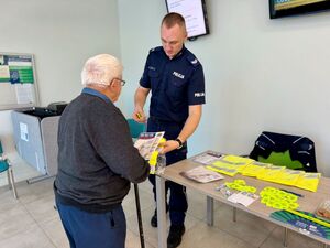 Policjanci rozmawiają z seniorami.