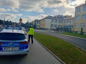 Radiowozy przy szkołach.