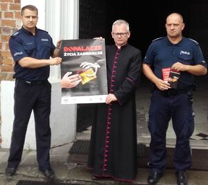 policjanci z proboszczem parafii w Uniejowie
