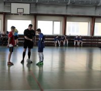 sędzia Turnieju wyjaśnia zasady zawodnikom, znajdują się na hali sportowej w Szkole Podstawowej w Poddębicach