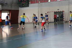 zawodnicy graja w piłkę nożna na boisku