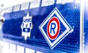 na niebieskim tle napis Policja, logo Wydziału Ruchu Drogowego "R"