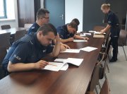 Policjanci Wydziału Prewencji oraz dzielnicowi przystąpili do I etapu zwodów ogólnopolskich na sali w KPP w Poddębicach.