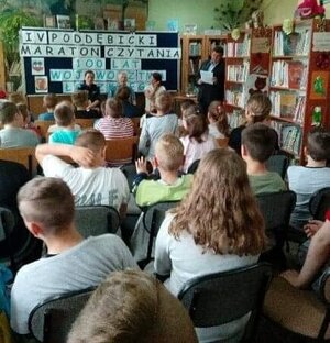 Policjantka wcieliła się w rolę lektora podczas IV Poddębickiego Maratonu Czytania w Miejskiej i Gminnej Bibliotece Publicznej w Poddębicach, na zakończenie którego przypomniała wszystkim  dzieciom o podstawowych zasadach bezpieczeństwa.