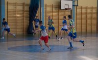 Dzielnicowy gra w piłkę nożną na boisku wspólnie z uczniami SP w Uniejowie