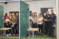 Młodzież zwiedza jednostkę KPP w Poddębicach. Uczniowie weszli na strzelnicę.