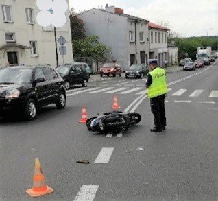 Policjant na miejscu zdarzenia z motocyklistą w Poddębicach.