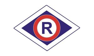 litera "R" w  czerwonym kółku i w granarowym rombie  - symbol ruchu drogowego