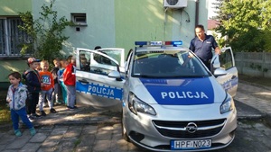 dzieci oglądają radiowóz przed komisariatem w Uniejowie