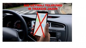 kierowca z telefonem w dłoni. Telefon przekreślony.