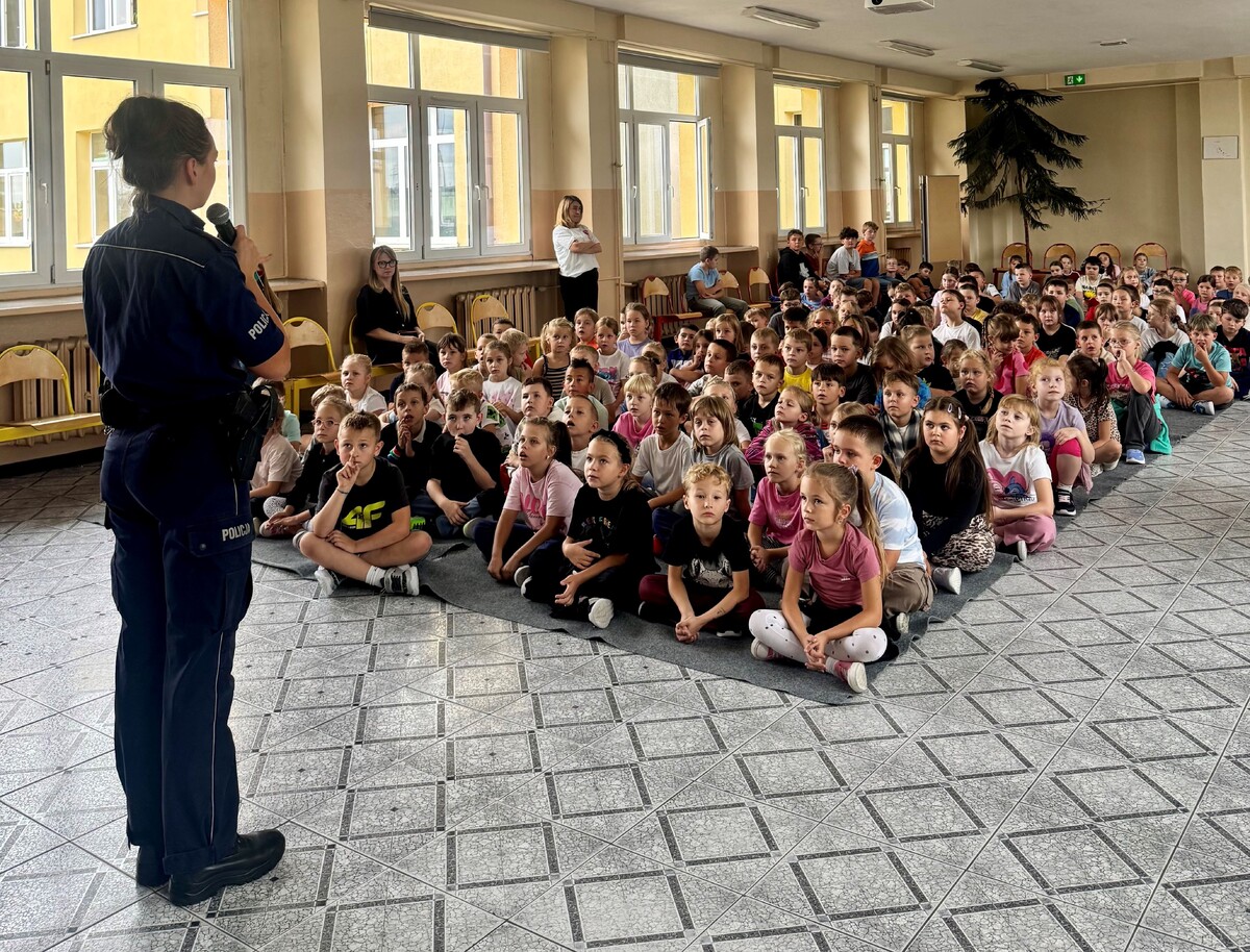 Policjantka z Poddębic spotkała uczniów klas I–III w ramach akcji „Bezpieczna